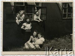 Ok. 1950, Stowell Park, Anglia, Wielka Brytania.
Czesława Rachel (potem Grzybowska, na dole z lewej) z koleżankami.
Fot. NN, udostępnili Czesława i Ryszard Grzybowscy, zbiory Ośrodka KARTA