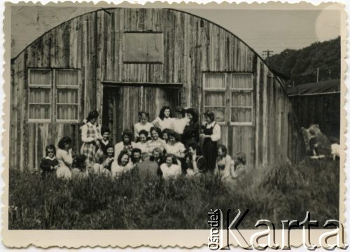 Ok. 1950, Stowell Park, Anglia, Wielka Brytania.
Grupa kobiet przed barakiem.
Fot. NN, udostępnili Czesława i Ryszard Grzybowscy, zbiory Ośrodka KARTA