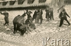 Ok. 1950, Stowell Park, Anglia, Wielka Brytania.
Kobiety rzucające się śnieżkami.
Fot. NN, udostępnili Czesława i Ryszard Grzybowscy, zbiory Ośrodka KARTA
