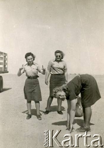1944, El Qussasir, Egipt.
Włada Bołtralik (w środku), Irena Sawka (1. z lewej), Jadwiga Marchel (w skłonie)  z 318 Kompanii Kantyn Polowych i Bibliotek Ruchomych.
Fot. NN, udostępniła Irena Sawka, zbiory Ośrodka KARTA