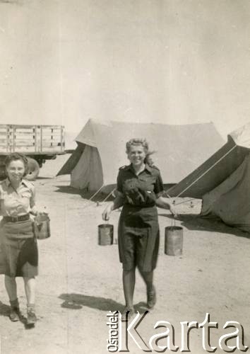 1944, El Qussasir, Egipt.
Irena Sawka (1. z lewej) i Jadwiga Marchel z 318 Kompanii Kantyn Polowych i Bibliotek Ruchomych. 
Fot. NN, udostępniła Irena Sawka, zbiory Ośrodka KARTA