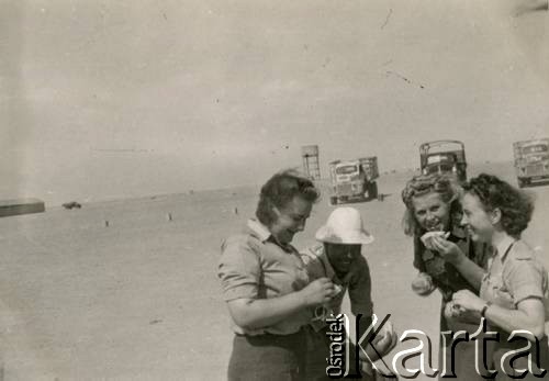 2.04.1944, El Qussasir, Egipt.
Włada Bołtralik (1. z lewej), Irena Sawka (1. z prawej), Jadwiga Marchel (w środku) z 318 Kompanii Kantyn Polowych i Bibliotek Ruchomych. Dziewczęta kupują lody. 
Fot. NN, udostępniła Irena Sawka, zbiory Ośrodka KARTA