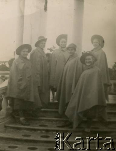 30.08.1942, Pahlevi, Iran.
Dziewczęta wcielone do Armii Polskiej na Wschodzie w mundurach australijskich. Wśród nich Irena Sawka (2. z prawej).
Fot. NN, udostępniła Irena Sawka, zbiory Ośrodka KARTA