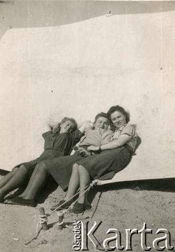 1944, El Qussasir, Egipt.
Włada Bołtralik (w środku), Irena Sawka (1. z prawej), Jadwiga Marchel (1. z lewej)  z 318 Kompanii Kantyn Polowych i Bibliotek Ruchomych.
Fot. NN, udostępniła Irena Sawka, zbiory Ośrodka KARTA