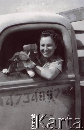 2.04.1944, El Qussasir, Egipt.
Irena Sawka, żołnierz 318 Kompanii Kantyn Polowych i Bibliotek Ruchomych. Na zdjęciu z psem Rexem. 
Fot. NN, udostępniła Irena Sawka, zbiory Ośrodka KARTA