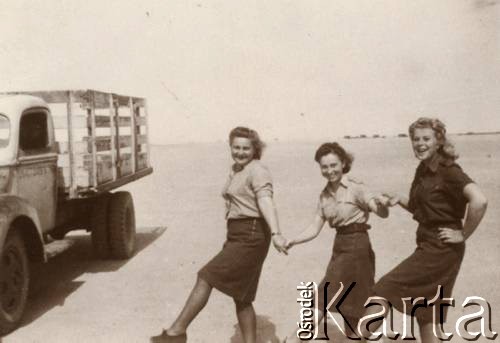 1944, El Qussasir, Egipt.
Włada Bołtralik (1. od lewej), Irena Sawka (w środku), Jadwiga Marchel z 318 Kompanii Kantyn Polowych i Bibliotek Ruchomych. Tańczą trojaka.
Fot. NN, udostępniła Irena Sawka, zbiory Ośrodka KARTA