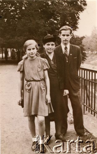 1946, Gliwice, Polska.
Członkowie rodziny Barbary Kowalewskiej, z lewej Elżbieta, z prawej Witold.
Fot. NN, udostępniła Barbara Kowalewska, zbiory Ośrodka KARTA