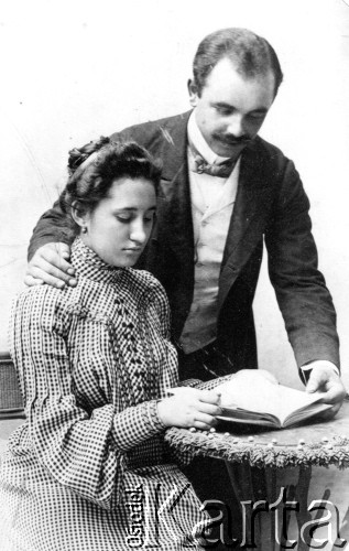 1907, miejsce nieznane.
Zdjęcie rodziców majora Adama Ostrowskiego, wykonane z okazji zaręczyn.
Fot. NN, zbiory Ośrodka KARTA, udostępnił Adam Ostrowski