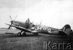 1945, Niemcy.
Major Adam Ostrowski przy myśliwcu Spitfire, którym latał w 317 Dywizjonie Myśliwskim „Wileńskim” w czasie II wojny światowej.
Fot. NN, zbiory Ośrodka KARTA, udostępnił Adam Ostrowski