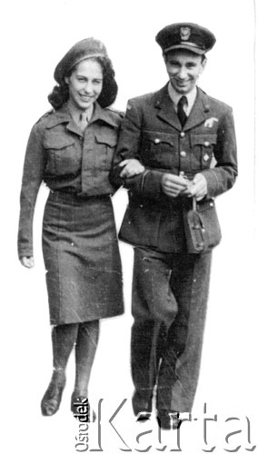 1946, brak miejsca.
Major Adam Ostrowski, pilot Polskich Sił Powietrznych w Wielkiej Brytanii w czasie II wojny światowej, z żoną Rosette.
Fot. NN, zbiory Ośrodka KARTA, udostępnił Adam Ostrowski