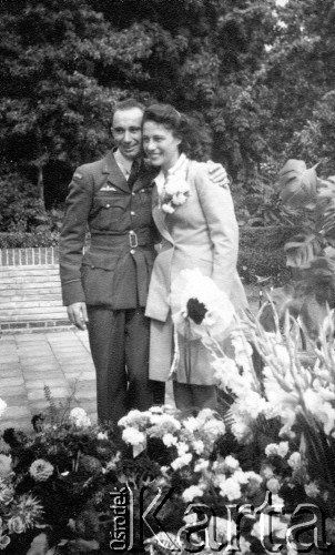 1946, Belgia.
Fotografia ślubna majora Adama Ostrowskiego, pilota Polskich Sił Powietrznych w Wielkiej Brytanii w czasie II wojny światowej, i jego żony Rosette.
Fot. NN, zbiory Ośrodka KARTA, udostępnił Adam Ostrowski