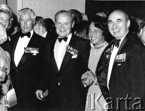 1974, Londyn, Wielka Brytania.
Na przyjęciu. Pilot Douglas Bader (trzeci od lewej), Rosette Ostrowska i major Adam Ostrowski, pilot Polskich Sił Powietrznych w Wielkiej Brytanii w czasie II wojny światowej.
Fot. NN, zbiory Ośrodka KARTA, udostępnił Adam Ostrowski