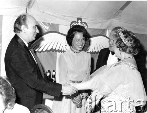 1974, Londyn, Wielka Brytania.
Powitanie majora Adama Ostrowskiego, pilota Polskich Sił Powietrznych w Wielkiej Brytanii w czasie II wojny światowej, i jego żony Rosette z Królową Matką.
Fot. NN, zbiory Ośrodka KARTA, udostępnił Adam Ostrowski