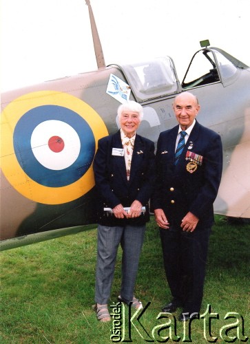 2007, Duxford, Wielka Brytania.
Major Adam Ostrowski, pilot Polskich Sił Powietrznych w Wielkiej Brytanii w czasie II wojny światowej, z żoną Rosette przed myśliwcem Spitfire, eksponowanym na terenie Imperial War Museum Duxford. 
Fot. NN, zbiory Ośrodka KARTA, udostępnił Adam Ostrowski