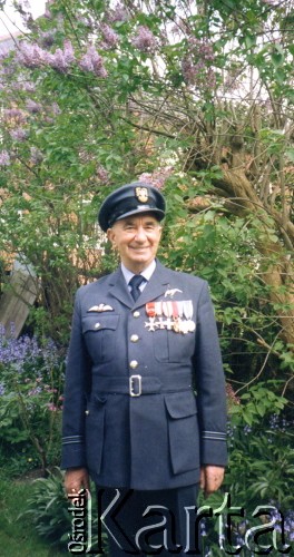 2012, Londyn, Wielka Brytania.
Major Adam Ostrowski, pilot Polskich Sił Powietrznych w Wielkiej Brytanii w czasie II wojny światowej, w ogrodzie swojego domu.
Fot. NN, zbiory Ośrodka KARTA, udostępnił Adam Ostrowski