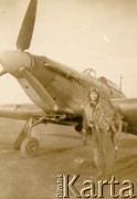 1945, Niemcy.
Major Adam Ostrowski przy myśliwcu Spitfire, którym latał w 317 Dywizjonie Myśliwskim „Wileński” w czasie II wojny światowej.
Fot. NN, zbiory Ośrodka KARTA, udostępnił Adam Ostrowski