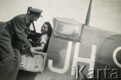 1945-1946, brak miejsca.
Major Adam Ostrowski z żoną Rosette przy myśliwcu Spitfire, którym latał w 317 Dywizjonie Myśliwskim „Wileński” w czasie II wojny światowej.
Fot. NN, zbiory Ośrodka KARTA, udostępnił Adam Ostrowski