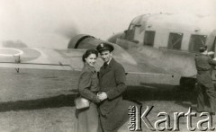 1945-1946, brak miejsca.
Major Adam Ostrowski z żoną Rosette. W tle myśliwiec Spitfire, którym latał w 317 Dywizjonie Myśliwskim „Wileński” w czasie II wojny światowej.
Fot. NN, zbiory Ośrodka KARTA, udostępnił Adam Ostrowski