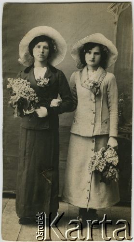 4.02.1915, Wilno.
Kobiety z kwiatami: 