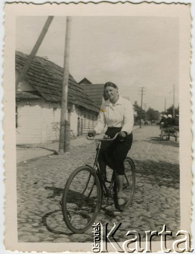 1.07.1937, Brasław, woj. wileńskie, Polska.
Maria Bujnowska na rowerze.
Fot. NN, zbiory Ośrodka KARTA, udostępniła Heide Pirwitz-Bujnowska.
