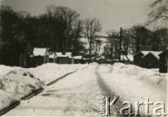 Po 1947, prawdopodobnie Cawthorne, Anglia, Wielka Brytania.
Droga w polskim obozie, przy niej stoją baraki.
Fot. NN, zbiory Ośrodka KARTA, udostępniła Heide Pirwitz-Bujnowska.