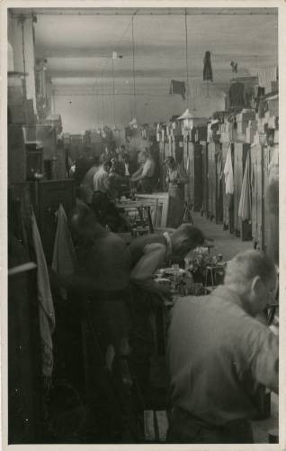 1939-1945, Murnau am Staffelsee, Bawaria, III Rzesza Niemiecka.
Oficerowie i szeregowi w jednym z bloków mieszkalnych w obozie jenieckim Oflag Murnau VII A. 
Fot. NN, kolekcja Marcina Rudzińskiego, zbiory Ośrodka KARTA