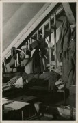 1939-1945, Murnau am Staffelsee, Bawaria, III Rzesza Niemiecka.
Oflag Murnau VII A. Oficer leży na pryczy w pomieszczeniu mieszkalnym na poddaszu bloku.  
Fot. NN, kolekcja Marcina Rudzińskiego, zbiory Ośrodka KARTA