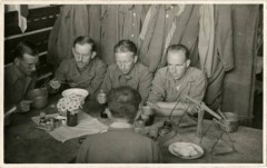 1939-1945, Murnau am Staffelsee, Bawaria, III Rzesza Niemiecka.
Oflag Murnau VII A. Oficerowie podczas posiłku.  
Fot. NN, kolekcja Marcina Rudzińskiego, zbiory Ośrodka KARTA