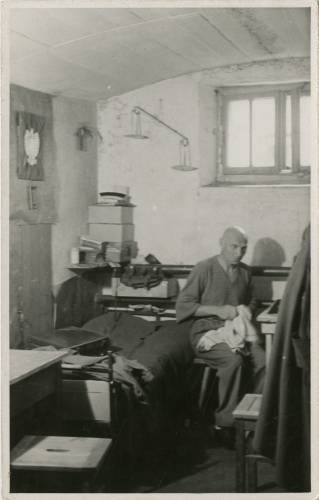 1939-1945, Murnau am Staffelsee, Bawaria, III Rzesza Niemiecka.
Oflag Murnau VII A. Prawdopodobnie oficer wyższego stopnia w pomieszczeniu mieszkalnym w bloku A, B lub C. 
Fot. NN, kolekcja Marcina Rudzińskiego, zbiory Ośrodka KARTA