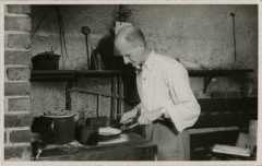 1939-1945, Murnau am Staffelsee, Bawaria, III Rzesza Niemiecka.
Oflag Murnau VII A. Oficer przygotowuje posiłek w obozowej kuchni.  
Fot. NN, kolekcja Marcina Rudzińskiego, zbiory Ośrodka KARTA