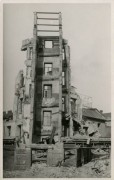 Po 29.04.1945, prawdopodobnie Murnau am Staffelsee, Bawaria, III Rzesza Niemiecka.
Zniszczony budynek w czasie walk oddziałów amerykańskich z wycofującymi się żołnierzami Wehrmachtu.
Fot. NN, kolekcja Marcina Rudzińskiego, zbiory Ośrodka KARTA