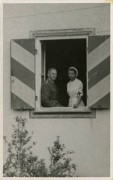 Po 29.04.1945, Murnau am Staffelsee, Bawaria, III Rzesza Niemiecka.
Żołnierz oraz pielęgniarka z Czerwonego Krzyża pozują do zdjęcia stojąc w oknie.
Fot. NN, kolekcja Marcina Rudzińskiego, zbiory Ośrodka KARTA