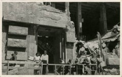 Po 29.04.1945, Murnau am Staffelsee, Bawaria, III Rzesza Niemiecka.
Grupa ludzi stoi przy zniszczonym budynku. 
Fot. NN, kolekcja Marcina Rudzińskiego, zbiory Ośrodka KARTA