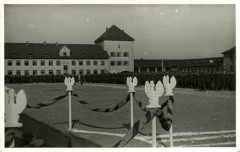 3.05.1945, Murnau am Staffelsee, Bawaria, III Rzesza Niemiecka.
Żołnierze biorą udział w uroczystości z okazji święta Konstytucji 3 maja na placu w Oflagu Murnau VII A.
Fot. NN, kolekcja Marcina Rudzińskiego, zbiory Ośrodka KARTA