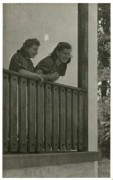 Po 29.04.1945, Murnau am Staffelsee, Bawaria, III Rzesza Niemiecka.
Kobiety stoją na balkonie.
Fot. NN, kolekcja Marcina Rudzińskiego, zbiory Ośrodka KARTA
