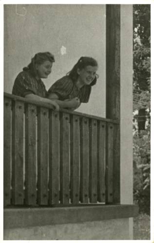 Po 29.04.1945, Murnau am Staffelsee, Bawaria, III Rzesza Niemiecka.
Kobiety stoją na balkonie.
Fot. NN, kolekcja Marcina Rudzińskiego, zbiory Ośrodka KARTA
