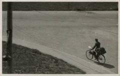 Po 29.04.1945, Murnau am Staffelsee, Bawaria, III Rzesza Niemiecka.
Żołnierz na rowerze wyjeżdża z wyzwolonego przez wojska amerykańskie oflagu Murnau VII A. 
Fot. NN, kolekcja Marcina Rudzińskiego, zbiory Ośrodka KARTA