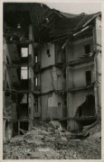 Po 29.04.1945, prawdopodobnie Murnau am Staffelsee, Bawaria, III Rzesza Niemiecka.
Budynek mieszkalny zniszczony w czasie walk oddziałów amerykańskich z wycofującymi się żołnierzami Wehrmachtu.
Fot. NN, kolekcja Marcina Rudzińskiego, zbiory Ośrodka KARTA