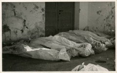Po 29.04.1945, Murnau am Staffelsee, Bawaria, III Rzesza Niemiecka.
Żołnierze zabici podczas wyzwalania przez wojska amerykańskie Oflagu Murnau VII A. 
Fot. NN, kolekcja Marcina Rudzińskiego, zbiory Ośrodka KARTA
