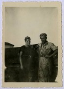 1945-1946, Włochy.
Żołnierz Polskich Sił Zbrojnych na Zachodzie pozuje do zdjęcia z kobietą prawdopodobnie na tle lekkiej tankietki.
Fot. NN, kolekcja Marcina Rudzińskiego, zbiory Ośrodka KARTA