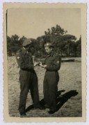 1945-1946, Włochy.
Żołnierze 5 Kresowej Dywizji Piechoty 2 Korpusu Polskiego PSZ na Zachodzie podczas rozmowy. Prawdopodobnie 1. z lewej stoi Marcin Rudziński.
Fot. NN, kolekcja Marcina Rudzińskiego, zbiory Ośrodka KARTA
