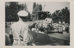 1945-1946, Włochy.
Żołnierze 5 Kresowej Dywizji Piechoty 2 Korpusu Polskiego Polskich Sił Zbrojnych na Zachodzie uczestniczą w defiladzie wojskowej. Jeden z wojskowych trzyma w ręku sztandar.
Fot. NN, kolekcja Marcina Rudzińskiego, zbiory Ośrodka KARTA