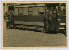 1945-1946, prawdopodobnie Mantua, Włochy.
Żołnierze 5 Kresowej Dywizji Piechoty 2 Korpusu Polskiego Polskich Sił Zbrojnych na Zachodzie wsiadają do tramwaju.
Fot. NN, kolekcja Marcina Rudzińskiego, zbiory Ośrodka KARTA