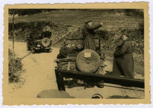1945-1946, Włochy.
Żołnierze 5 Kresowej Dywizji Piechoty 2 Korpusu Polskiego Polskich Sił Zbrojnych na Zachodzie podróżują samochodami Willys MB. 
Fot. NN, kolekcja Marcina Rudzińskiego, zbiory Ośrodka KARTA