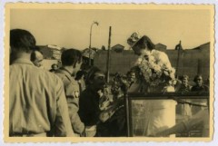 1945-1946, prawdopodobnie Mantua, Włochy.
Ślub żołnierza z 2 Korpusu Polskiego PSZ na Zachodzie. Na zdjęciu żołnierze składają życzenia pannie młodej. 2. z lewej stoi Marcin Rudziński.
Fot. NN, kolekcja Marcina Rudzińskiego, zbiory Ośrodka KARTA