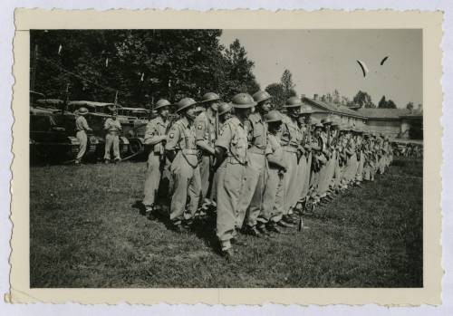 1945-1946, Włochy.
Żołnierze 5 Kresowej Dywizji Piechoty 2 Korpusu Polskiego PSZ na Zachodzie na apelu w obozie wojskowym. W pierwszym rzędzie 2. z lewej stoi Marcin Rudziński.
Fot. NN, kolekcja Marcina Rudzińskiego, zbiory Ośrodka KARTA