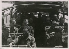 1945-1946, Włochy.
Żołnierze Polskich Sił Zbrojnych na Zachodzie podróżują na pace wojskowej ciężarówki.
Fot. NN, kolekcja Marcina Rudzińskiego, zbiory Ośrodka KARTA