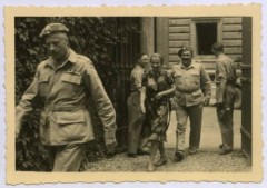 1945-1946, Włochy.
Kobieta w towarzystwie żołnierzy 2 Korpusu Polskiego PSZ na Zachodzie wchodzi przez bramę.
Fot. NN, kolekcja Marcina Rudzińskiego, zbiory Ośrodka KARTA