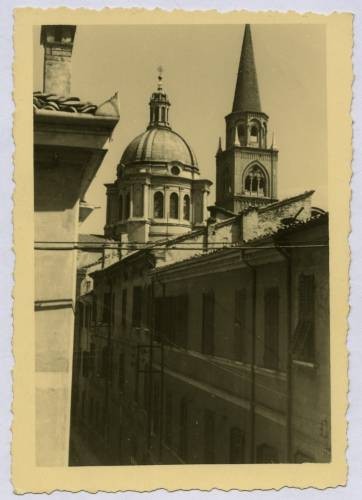 1945-1946, Włochy.
Wieża i kopuła zabytkowego kościoła. Zdjęcie wykonane prawdopodobnie z okna jednej z kamienic.
Fot. NN, kolekcja Marcina Rudzińskiego, zbiory Ośrodka KARTA