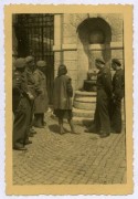 1945-1946, Włochy.
Żołnierze 5 Kresowej Dywizji Piechoty 2 Korpusu Polskiego Polskich Sił Zbrojnych na Zachodzie podczas wycieczki. Na zdjęciu kobieta czyta napis na zabytkowej fontannie.
Fot. NN, kolekcja Marcina Rudzińskiego, zbiory Ośrodka KARTA

